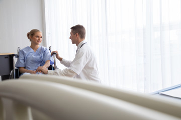 Obraz premium Doctor with patient talking and diagnosing serious illness, Medicine and health care concept