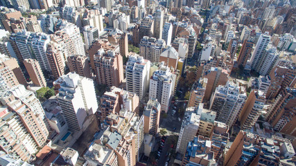Vista aérea de una ciudad con edificios altos y calles estrechas, a vista de pájaro