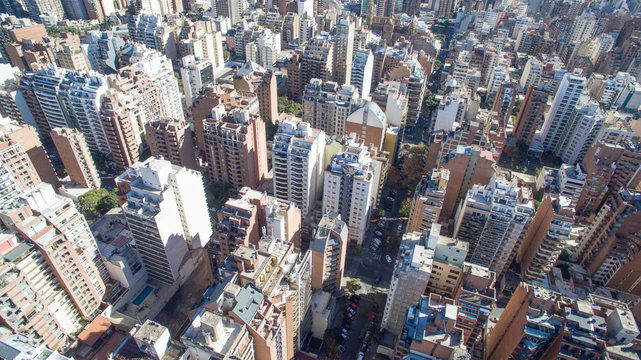 Vista a&eacute;rea de una ciudad con edificios altos y calles estrechas, a vista de p&aacute;jaro
