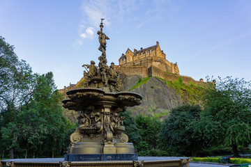 Obraz premium Afternoon sunny view of the Ross Fountain and Ediburgh Castle
