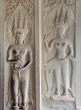 Devatas en duo, ext&eacute;rieur de la terrasse d'honneur de Angkor Wat