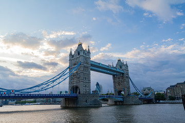 Obraz premium Sunset view of the tower bridge