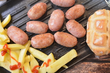 grigliata di salsicce di maiale con patatine fritte