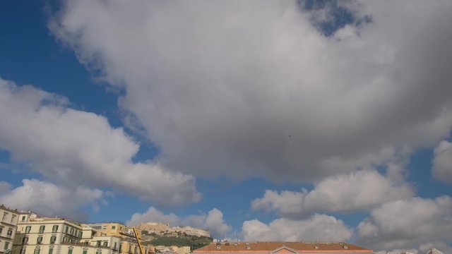 N&aacute;poles. Castel Sant&rsquo;Elmo y nubes. Campania, Italia, Europa