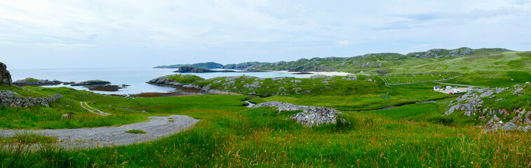 Blick über Oldshoremore beach, Bucht mit Sandstrand im Norden von Schottland