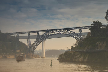 Oporto en la niebla