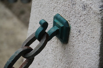 Chain links support stone wall