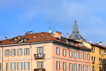 Fototapeta premium stary kolorowy budynek w pavia we włoszech