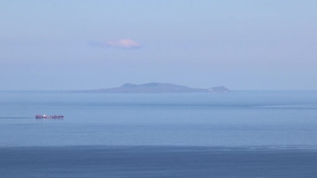 Una nave transita davanti l'isola di Ustica in Sicilia