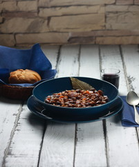 Estofado de habichuelas con chorizo acompañado con vino tino y pan