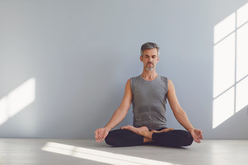 Yoga méditation relaxation. Un homme pratique le yoga par terre dans la pièce.