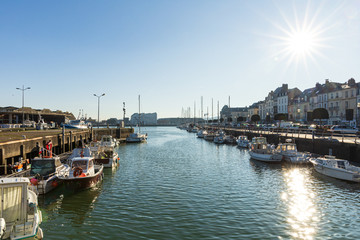 Fischerboote im Hafen von Dieppe in der Normandie bei Sonnnenschein