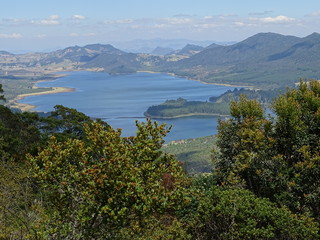 Fototapeta premium embalse del neusa desde una vista aérea