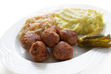 Hausgemachte Fleischbällchen oder Hackbällchen mit Sauerkraut und Kartoffelpüree auf weißem Hintergrund