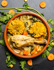 comida venezolana sopa de pollo y maíz con verduras, servida en tasas de barro 