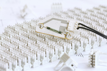 electronic cable connector with a pcb clipped