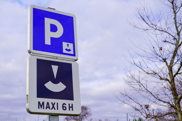 Sign restricting car parking to a maximum of six hours with disc park