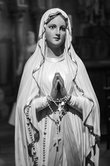 Sainte vierge Marie immaculée conception noir blanc mère dieu dieu couronne rayon soleil lumière amour - obrazy, fototapety, plakaty