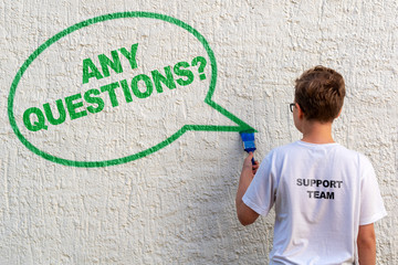 Ein Junge vor einer weißen Wand mit Sprechblase und dem Text ANY QUESTIONS