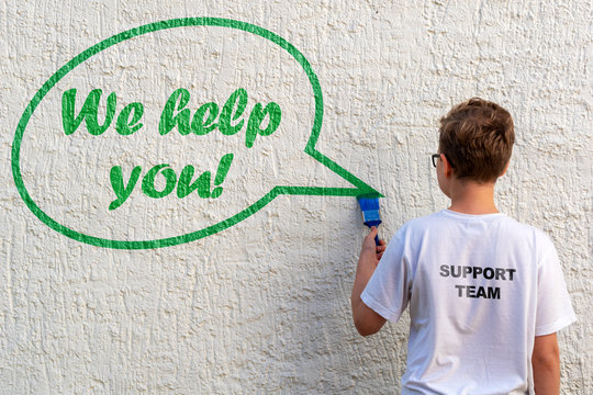 Junge vor einer wei&szlig;en Hauswand mit Sprechblase und dem Text WE HELP YOU