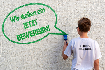 Kind vor einer Sprechblase mit dem Text WIR STELLEN EIN JETZT BEWERBEN