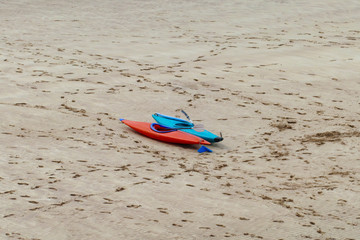 Kajak am Strand von Schottlands Nordwestküste bei Oldshoremore