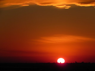 Obraz premium Atardecer con silueta de edificio