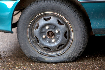 Platter reifen. Auto Schaden durch Nagel