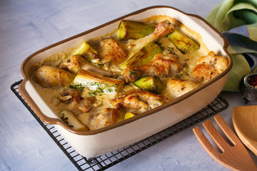 Baked chicken in sour cream sauce with leek and thyme