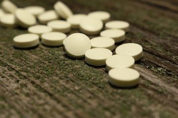 tabletki na stole, bezładnie wysypane