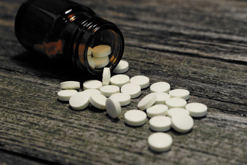 tabletki na stole z pojemnikiem na lekarstwa