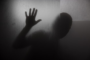 Mujer detras de un vidrio con vapor