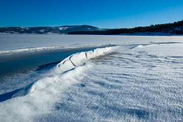 Obraz premium Frozen lake and surroundings