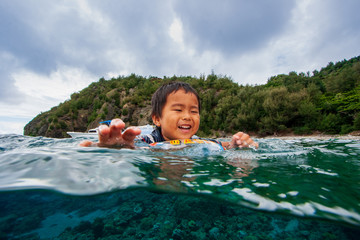 海水浴する男の子（3歳）　小笠原の海