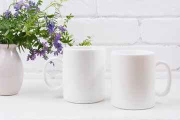 Two coffee mug mockup with mouse peas
