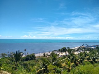 Pueblos soleados rodeados de flores y naturaleza
