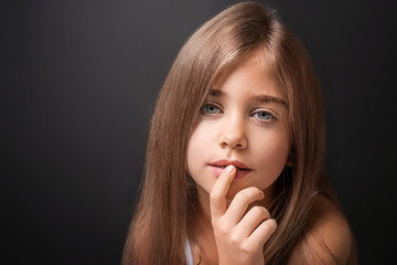 Naklejka premium Cute little girl on dark background