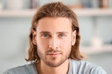 Obraz premium Handsome man in kitchen at home