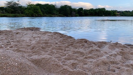 reflejo en el r&iacute;o