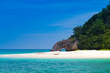 Obraz premium White sand beach on a sunny day of Koh Lipe of the Andaman Sea.