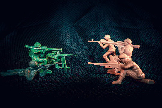 Green vs tan plastic army men fighting