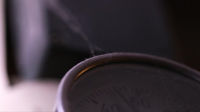 Staubiges Barometer mit Spinnweben | Dusty barometer with cobwebs