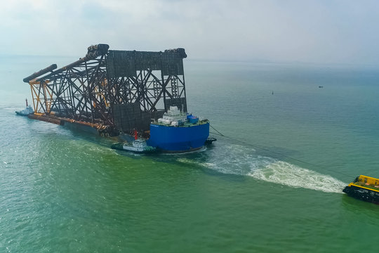 Moving and transporting the supports of oil platform.