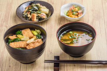 京風　九条ネギと油揚げのきつね丼