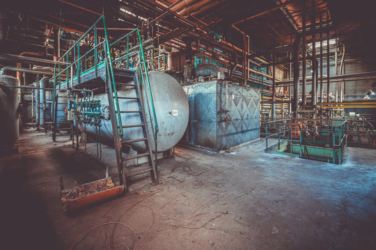 Vieille usine abandonn&eacute;e avec des cuves