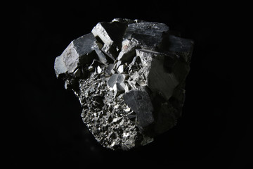 Minerali: campione di pirite isolato su fondo nero, still life