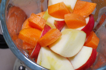 ミキサーにリンゴと人参を入れたシーン