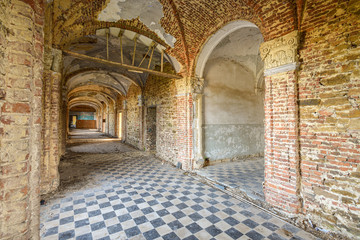 Couloir d'un monastère abandonné 