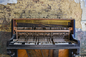 vieux piano dans un charbonnage 