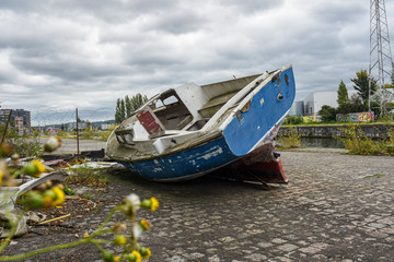 Petit bateau échoué sur la rive